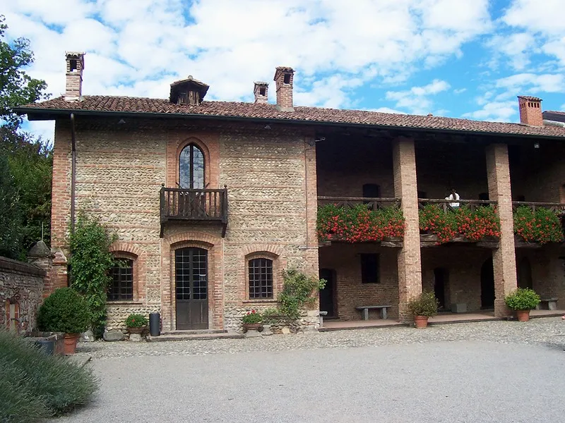 Il Casino Borromeo a Oreno: muratura in ciottoli e mattoni, loggia lignea con fioriere di gerani