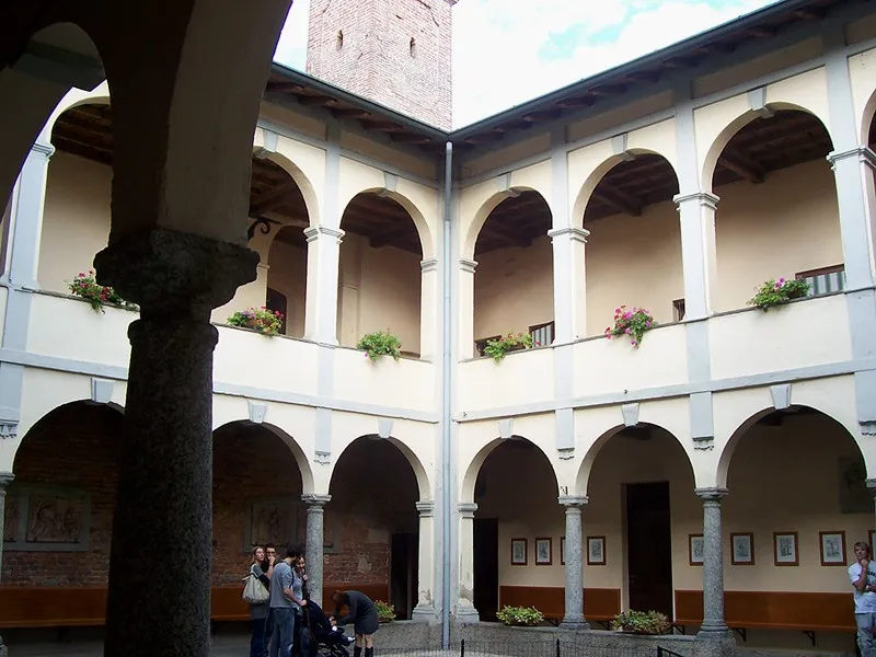 Il chiostro del convento di San Francesco a Oreno, con due ordini di archi e il campanile