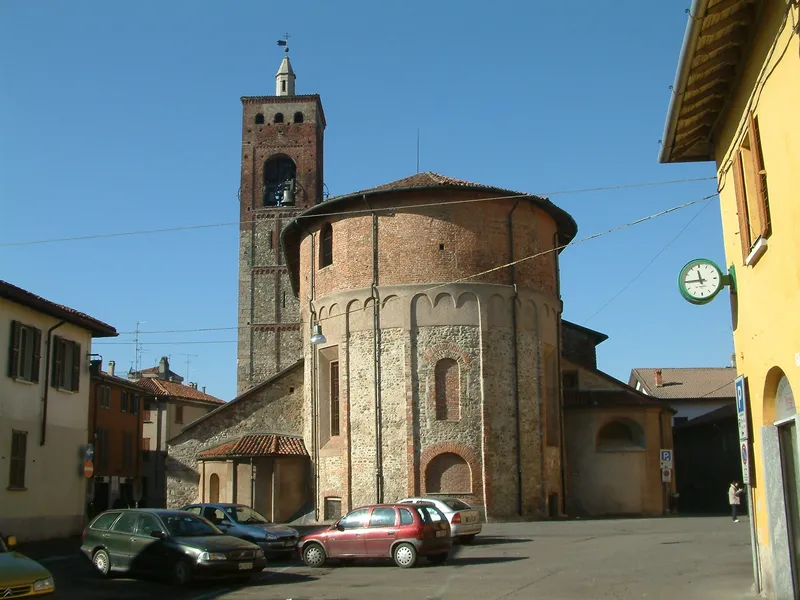 Piazza Castellana con l’abside romanica e il campanile di Santo Stefano