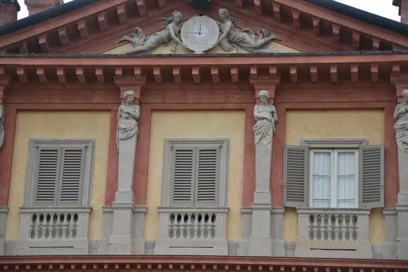 Dettaglio della facciata di Villa Gallarati Scotti con statue, timpano e persiane