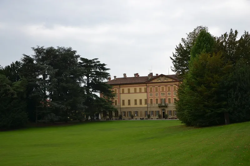 Villa Gallarati Scotti a Oreno vista dal prato del parco, tra cedri e alberi secolari