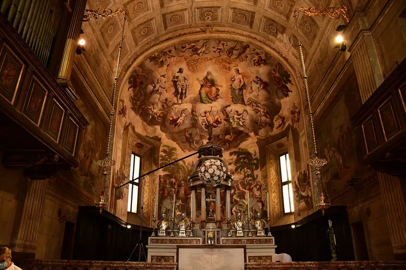 L’interno della collegiata di Santo Stefano con l’abside affrescata e l’altare maggiore