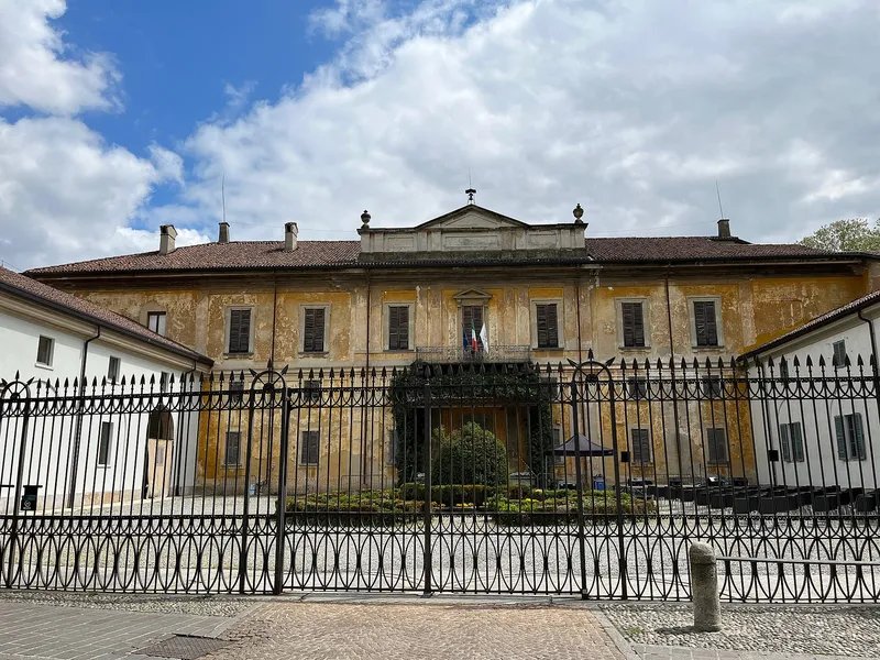 La facciata di Villa Sottocasa vista attraverso la cancellata in ferro